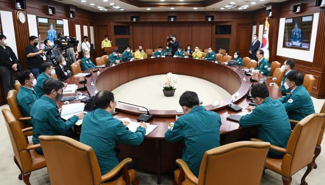 한덕수 국무총리가 23일 오전 서울 종로구 정부서울청사에서 열린 코로나19 중앙안전대책본부 회의를 주재하고 있다. 공동취재사진