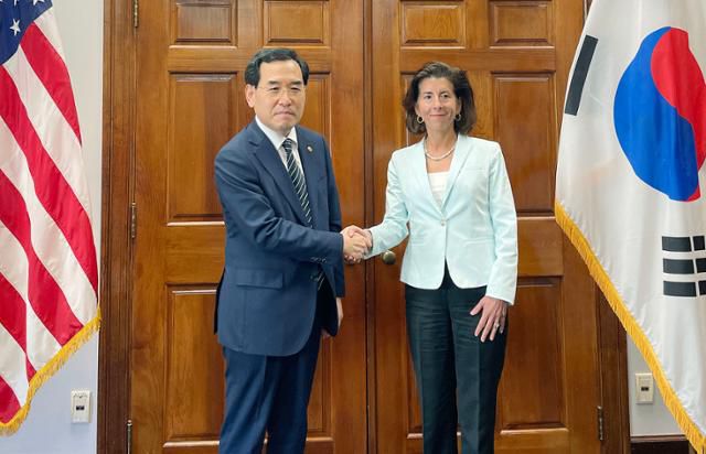 이창양(왼쪽) 산업통상자원부 장관이 21일 미국 워싱턴 D.C. 상무부에서 지나 러만도 미 상무부 장관과 회담을 마친 뒤 악수하고 있다. 연합뉴스