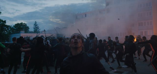 '아테나'는 전투를 방불케 하는 폭도와 경찰의 공방을 유려한 카메라 움직임을 통해 포착해낸다. 넷플릭스 제공