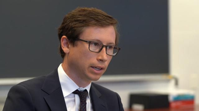 매튜 에이젠슨 RELDI 변호사가 빠른 재생에너지 보급의 필요성에 대해 설명하고 있습니다. 김광영PD