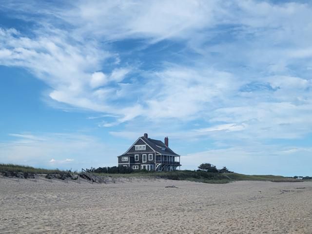 미국 뉴욕주 동남부 웨인스콧 해변의 한 주택입니다. 영화 촬영지로 유명합니다. 이곳 해변은 풍력발전을 둘러싼 소송전이 있었죠. 해변 경관에 전혀 영향을 미치지 않게 풍력발전이 설계됐지만, 일부 주민들이 계속 반발한 것입니다. 컬럼비아대 법대의 도움으로 풍력이 가능하게 됐습니다. 김현종 기자