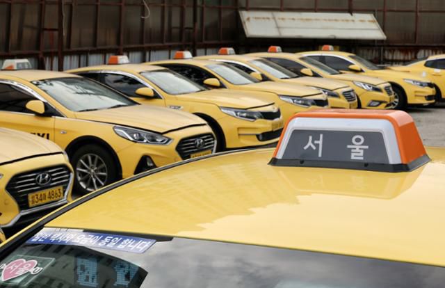지난달 28일 서울의 한 택시 차고지에 주차된 택시들. 연합뉴스