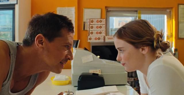 마이키는 현란한 말솜씨로 17세 소녀 라일리의 마음을 훔친다. 두 사람은 급속도로 가까워진다.