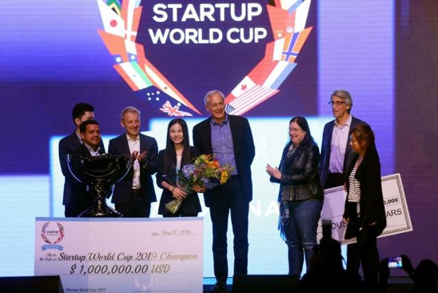 지난 2019년 미국에서 열린 세계 스타트업 월드컵에서 우승한 베트남의 아브빈(ABIVIN·왼쪽 네 번째) 팀이 경쟁팀으로부터 축하를 받고 있다. 베트남 과학발전지 캡처