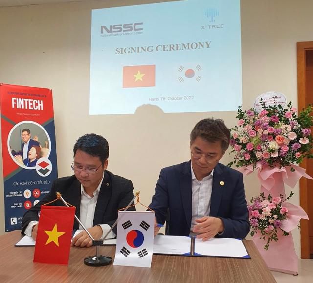 지난 7일 베트남 수도 하노이에서 윤우근(오른쪽) 엑센트리 이사회 의장이 베트남 과학기술부 산하 국립스타트업지원센터(NSSC) 레또안탄 국장과 업무 협약을 맺고 있다. 엑센트리 제공