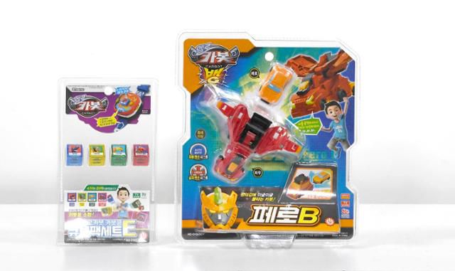 '블리스터 포장'을 한 장난감들. 실제 제품에 비해 포장이 훨씬 크지만, 포장이 제품에 붙어 있어 '부피(공간)'를 기준으로 제재하기 어렵다. 한국일보 자료사진