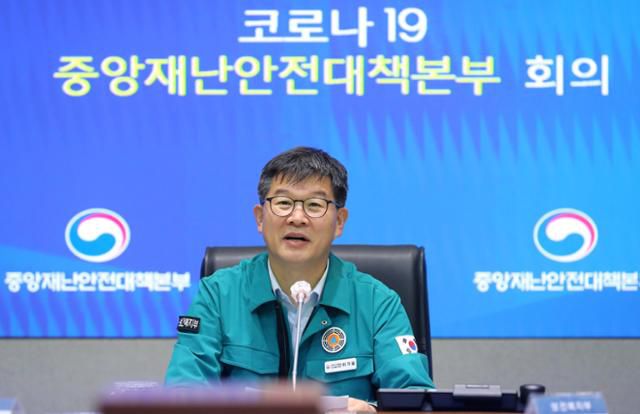 이기일 중앙재난안전대책본부(중대본) 제1총괄조정관(보건복지부 2차관)이 21일 오전 정부서울청사에서 열린 코로나19 중대본 회의에 참석해 발언하고 있다. 뉴시스