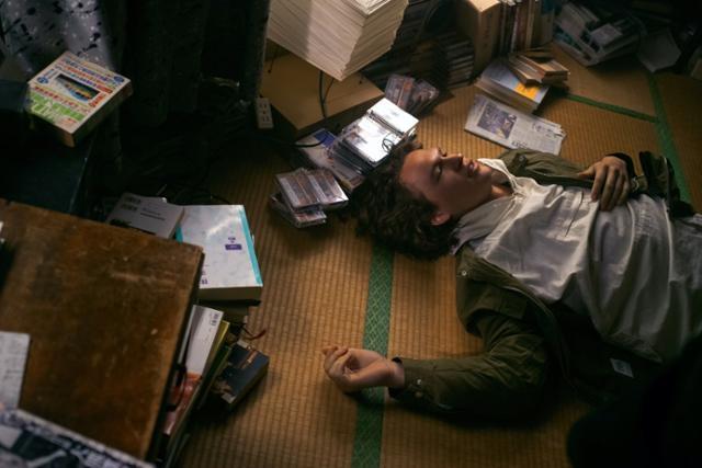 제이크는 선술집 이층 작은 방에서 살면서 제대로 된 기자로서의 삶을 꿈꾸나 현실의 벽은 높기만 하다. 티빙 제공