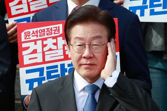 이재명 더불어민주당 대표가 26일 서울 여의도 국회 본청 앞 계단에서 열린 '윤석열 정권 민생파탄 검찰독재' 규탄대회에 참석하고 있다. 뉴스1