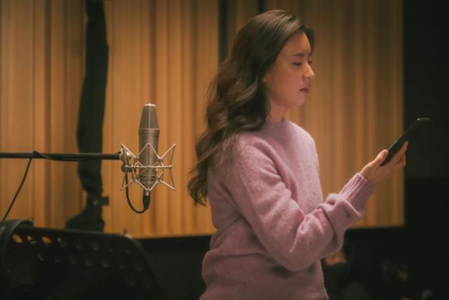 한효주가 성인이 된 보라를 연기했다. 보라는 나이가 들어서도 첫사랑의 그림자에서 벗어나지 못한다. 무슨 사연이 있었을까. 넷플릭스 제공