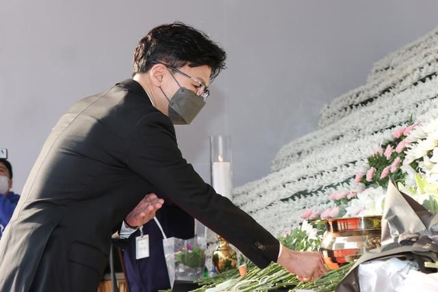 한동훈 법무부 장관이 10월 31일 서울광장에 마련된 이태원 참사 희생자 합동분향소를 방문해 조문하고 있다. 연합뉴스