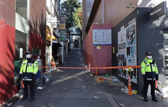 2일 핼러윈데이 압사 참사가 발생한 이태원 골목길에서 경력이 출입을 통제하고 있다. 연합뉴스