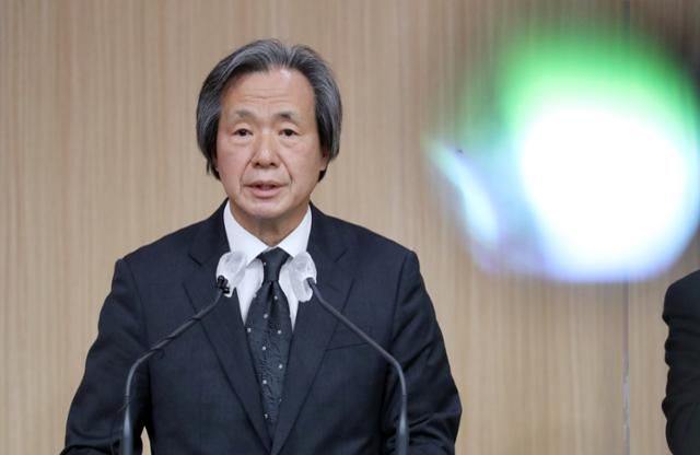 정기석 코로나19 특별대응단장 겸 국가감염병위기대응자문위원장이 7일 오전 서울 종로구 정부서울청사 별관에서 정례 브리핑을 하고 있다. 뉴스1