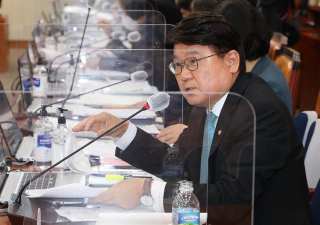 황운하 더불어민주당 의원이 14일 국회에서 열린 정무위원회 개인정보보호위원회에 관한 국정감사에서 질의하고 있다. 국회사진기자단