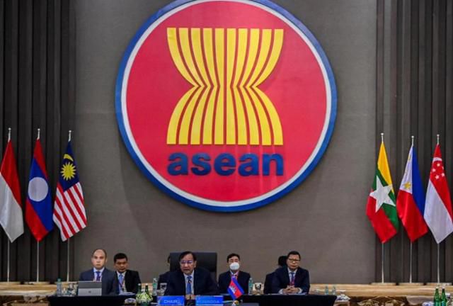 지난달 27일 캄보디아 수도 프놈펜에서 아세안 외교장관 긴급회의가 진행되고 있다. 스트레이츠타임스 캡처