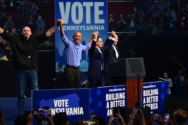 지난 5일 미국 펜실베이니아주 필라델피아의 템플대학 리아쿠라스 경기장에서 열린 민주당 유세 현장에 (왼쪽부터) 존 페터먼 상원의원 후보, 버락 오바마 전 대통령, 조시 샤피로 주지사 후보, 조 바이든 현 대통령이 손을 잡고 서 있다. 필라델피아=AFP 연합뉴스