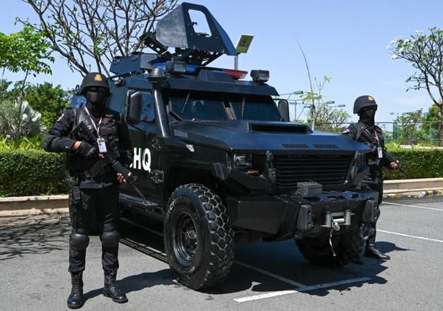 오는 10일부터 아세안 정상회의가 개최될 캄보디아 수도 프놈펜의 경찰 경호팀 요원들이 지난 7일 작전 차량 옆에서 경계근무를 서고 있다. 프놈펜=AFP연합뉴스