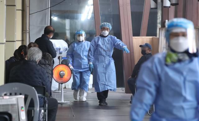 지난 10일 오전 서울 송파구보건소 선별진료소에서 코로나19 검사를 받으려는 이들이 대기하고 있다. 뉴시스