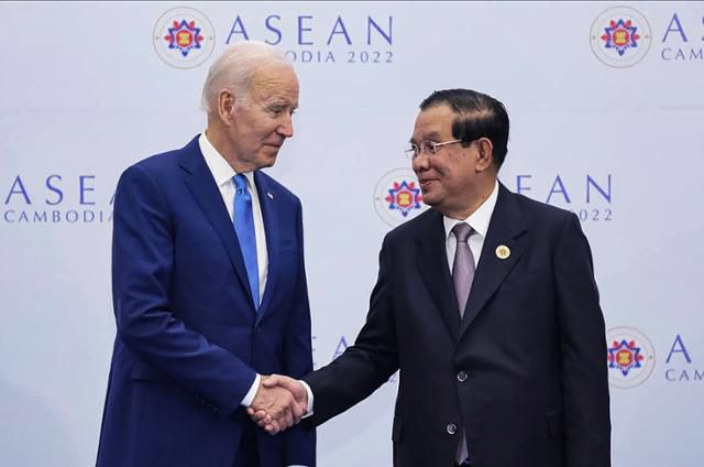 12일 조 바이든(왼쪽) 미국 대통령이 올해 동남아시아국가연합(ASEAN·아세안) 의장국인 캄보디아의 훈센 총리와 악수를 하고 있다. 이날 미국은 아세안 정상들과의 회담을 통해 자국을 아세안의 포괄적 전략적 파트너십으로 격상하는 데 최종 합의했다. 프놈펜=UPI 연합뉴스