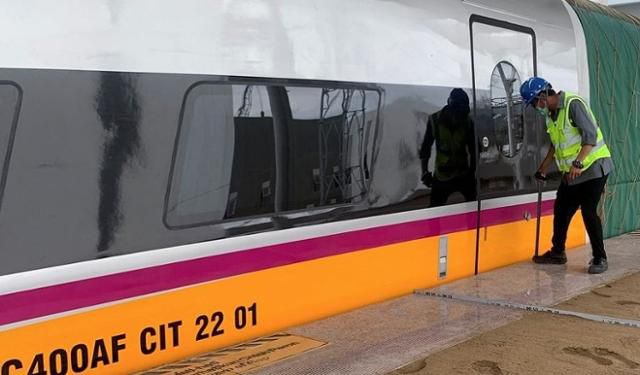 지난해 10월 한 기술자가 인도네시아에서 진행 중인 중국의 고속철도 건설 프로젝트 현장을 점검하고 있다. 해당 프로젝트는 20억 달러 이상의 비용 초과와 기술 문제로 상업운영이 계속 미뤄지고 있다. VN익스프레스 캡처