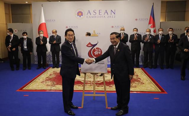 기시다 후미오(앞줄 왼쪽) 일본 총리가 12일 캄보디아 수도 프놈펜에서 진행된 일본-아세안 정상회의 전 훈센 캄보디아 총리와 악수를 하고 있다. 프놈펜=UPI 연합뉴스