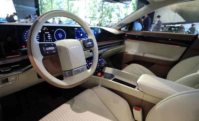 14일 오후 경기 고양시 현대모터스튜디오 고양에서 열린 ‘디 올 뉴 그랜저 온라인 콘퍼런스 및 실차 전시’ 행사에 7세대 그랜저가 전시돼 있다. 뉴스1