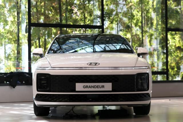 14일 오후 경기 고양시 현대모터스튜디오 고양에서 열린 ‘디 올 뉴 그랜저 온라인 콘퍼런스 및 실차 전시’ 행사에 7세대 그랜저가 전시돼 있다. 뉴스1