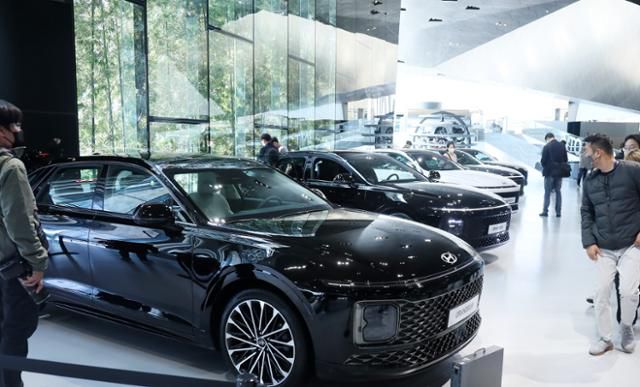 14일 경기 고양시 일산 현대모터스튜디오에서 열린 현대자동차 '디 올 뉴 그랜저' 미디어 론칭 행사에서 참가 기자들이 전시 차량을 살펴보고 있다. 연합뉴스