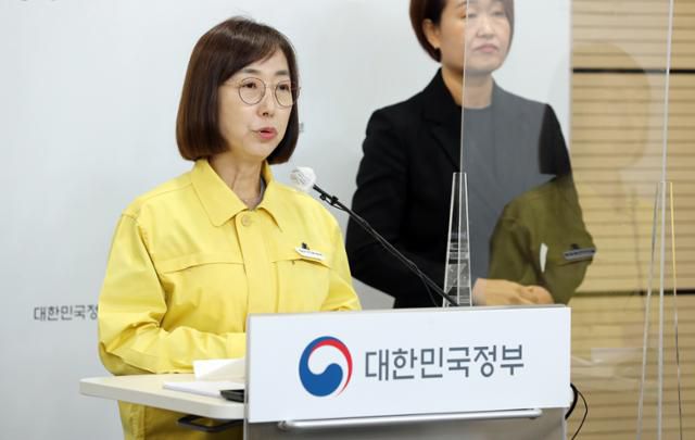 백경란 질병관리청장이 9일 오전 충북 오송 질병관리청 브리핑실에서 코로나19 겨울철 유행 전망 및 향후 계획 등에 관한 정례브리핑을 하고 있다. 연합뉴스