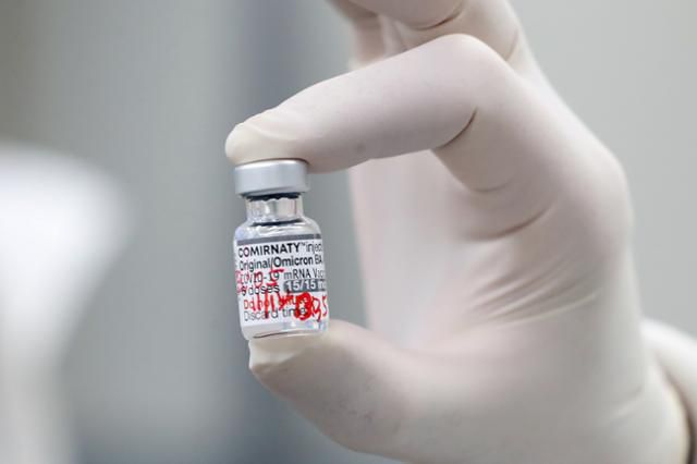 14일 오후 서울 종로구보건소에서 코로나19 BA.4/5 변이 기반 화이자 2가 백신 접종을 준비하고 있다. 뉴스1