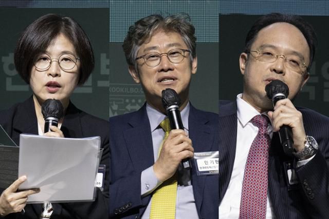 17일 한국일보·코리아타임스 주최로 열린 '2022 코라시아포럼'에서 김양희(왼쪽 사진부터) 대구대 교수가 '미중 경제전쟁, 한국경제와 기업의 생존전략은'을 주제로 토론을 진행하고 있다. 안기현 한국반도체산업협회 전무와 안세현 서울시립대 교수가 토론자로 참석했다. 이한호 기자