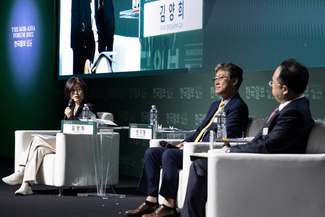 17일 한국일보·코리아타임스 주최로 열린 '2022 코라시아포럼'에서 김양희(왼쪽부터) 대구대 교수가 '미중 경제전쟁, 한국경제와 기업의 생존전략은'을 주제로 토론을 진행하고 있다. 안기현 한국반도체산업협회 전무와 안세현 서울시립대 교수가 토론자로 참석했다. 이한호 기자
