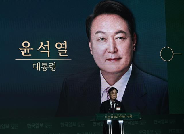 이관섭 대통령실 국정기획수석이 17일 서울 신라호텔에서 '미중 대립과 한국의 선택'을 주제로 열린 한국일보 주최 '2022 코라시아포럼'에서 윤석열 대통령의 축사를 대독하고 있다. 오대근 기자