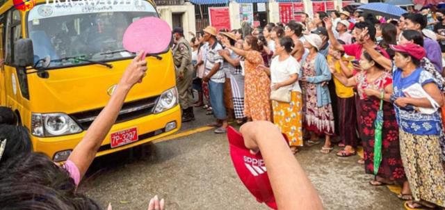 지난 17일 미얀마 인세인 교도소 앞에서 시민들이 사면 대상자로 석방되는 가족들을 기다리고 있다. 이라와디 캡처