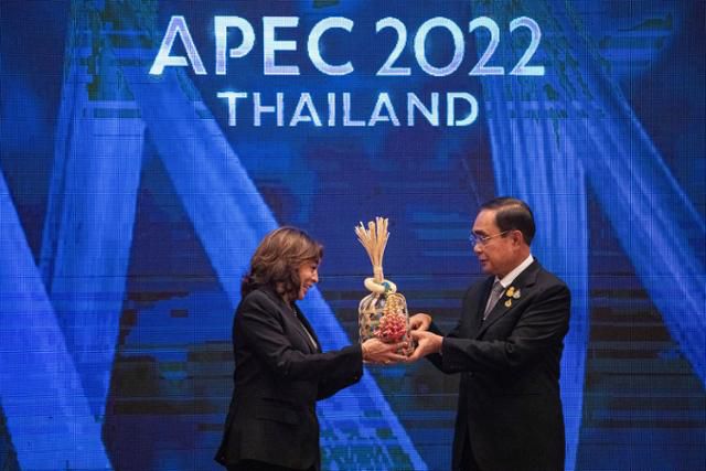 19일 태국 방콕에서 열린 APEC 정상회의 폐막식에서 쁘라윳 짠오차(오른쪽) 태국 총리가 차기 정상회담 개최국인 미국의 카멀라 해리스 부통령에게 상징물을 넘겨주고 있다. 방콕=AP 연합뉴스