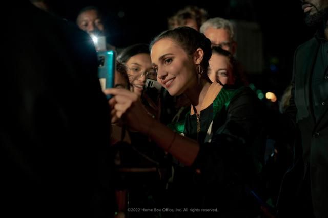 미라는 파리에서 드라마 '이마 베프'를 촬영하는 한편 팬들과 즐거운 시간을 보내기도 한다. 웨이브 제공