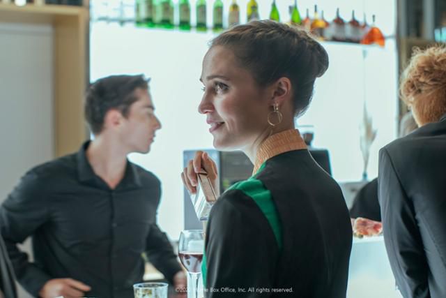 촬영장에는 늘 사건사고가 있다. 하지만 미라는 '이마 베프'를 촬영하며 연기의 즐거움을 다시 깨닫는다. 웨이브 제공