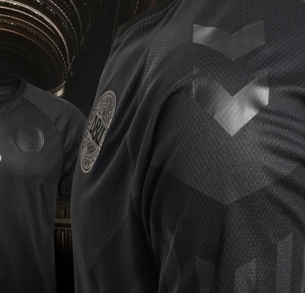 덴마크 스포츠웨어 업체 험멜이 제작한 덴마크 축구 국가대표팀의 블랙 유니폼. SNS 캡처