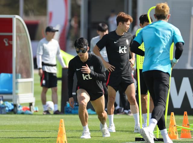 파울루 벤투 감독이 이끄는 대한민국 축구대표팀 주장 손흥민이 17일 오전 카타르 도하 알 에글라 트레이닝센터에서 훈련을 하고 있다. 도하=뉴스1