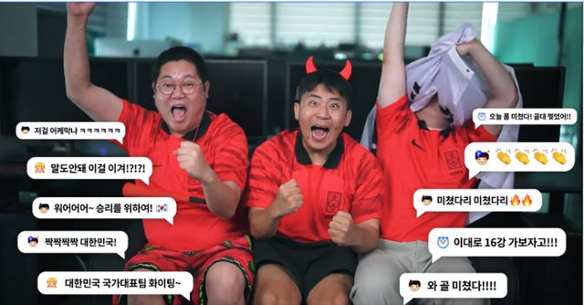 아프리카TV는 3회 연속 월드컵 중계권을 사들였다. 감스트(왼쪽) 등 유명 아프리카TV BJ들은 콘텐츠 화면에 방송 중계화면을 띄우고 방송을 진행할 수 있게 됐다. 감스트 방송화면 캡처