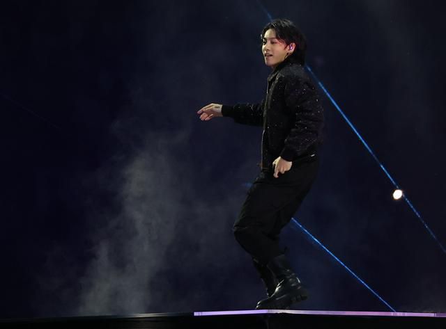 20일(현지시간) 카타르 알코르 알바이트 스타디움에서 열린 2022 카타르 월드컵 개막식 공연에서 BTS멤버 정국이 대회 공식 사운드트랙인 '드리머스'를 부르고 있다. 도하=연합뉴스
