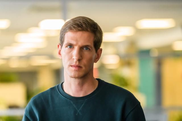 러시아 독립 방송매체인 'TV 레인'의 티콘 지야드코 편집장이 지난 9월 8일 라트비아 리가에 마련한 본사 건물에서 포즈를 취하고 있다. AFP 연합뉴스