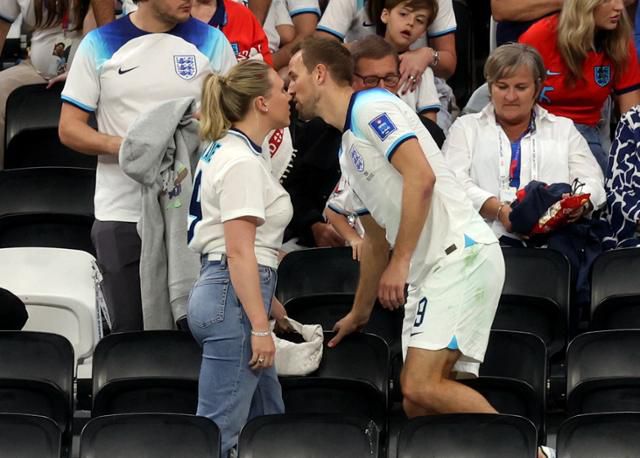 잉글랜드 대표팀 주장인 해리 케인이 25일 카타르 도하의 알베이트 스타디움에서 열린 2022 카타르 월드컵 조별리그 B조 미국과 경기를 마친 뒤 관중석에 있던 아내 케이티 굿랜드와 입맞춤을 하고 있다. 이날 잉글랜드는 미국과 0-0 무승부를 기록했다. 로이터 연합뉴스