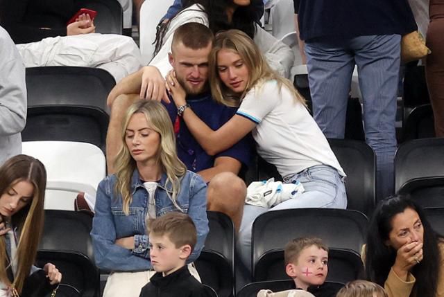 잉글랜드 수비수 에릭 다이어가 25일 카타르 도하의 알베이트 스타디움에서 열린 2022 카타르 월드컵 조별리그 B조 미국과 경기를 마친 뒤 관중석에 있던 약혼녀 안나 모들러와 단란한 시간을 갖고 있다. 이날 잉글랜드는 미국과 0-0 무승부를 기록했다. 로이터 연합뉴스