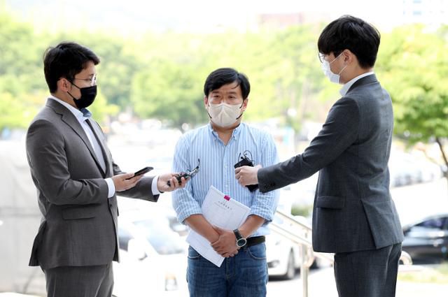 '서울시 공무원 간첩 조작 사건' 피해자 유우성씨가 지난 5월 17일 정부과천청사 고위공직자범죄수사처(공수처) 앞에서 고소인 조사에 앞서 기자회견을 갖고 있다. 뉴스1