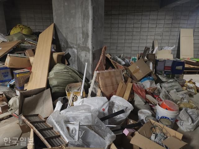 23일 경기 수원시 한 아파트 단지 지하주차장에 건축 자재들이 뒤엉켜 있다. 나주예 기자