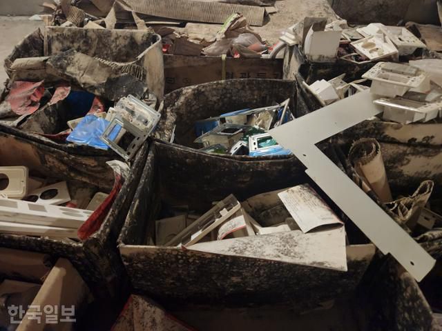 23일 경기 수원시 한 아파트 단지에 쌓인 폐기물. 습한 지하공간에 오랫동안 방치된 탓에 박스가 검은색 곰팡이로 뒤덮여 있다. 나주예 기자