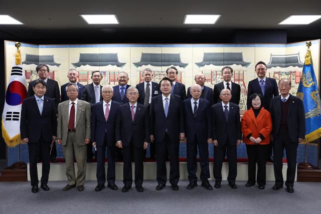 윤석열 대통령이 1일 서울 용산 대통령실에서 열린 대한민국학술원 석학들과의 오찬 간담회를 마친 후 참석자들과 기념 촬영하고 있다. 대통령실 제공