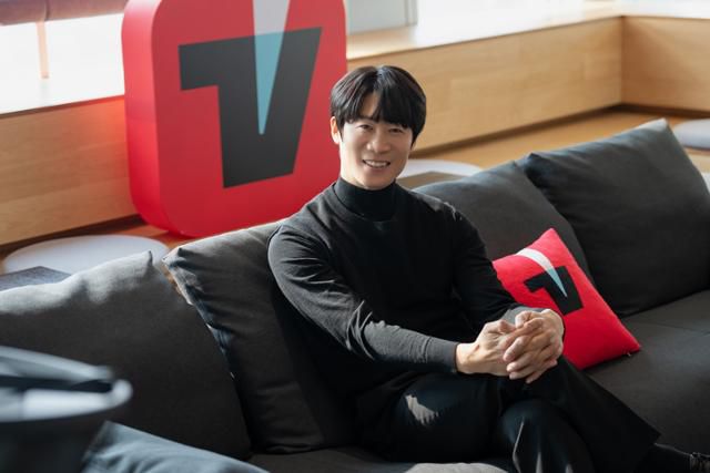 티빙이 KT그룹 OTT 플랫폼 시즌 통합을 본격화하면서 국내 OTT 시장 판세도 요동치고 있다. 티빙은 오리지널 콘텐츠를 다각화하며 시장을 넓혀 갈 계획이다. 배우 진선규가 티빙 오리지널 '몸값' 관련 화상 인터뷰를 진행하는 모습. 티빙 제공