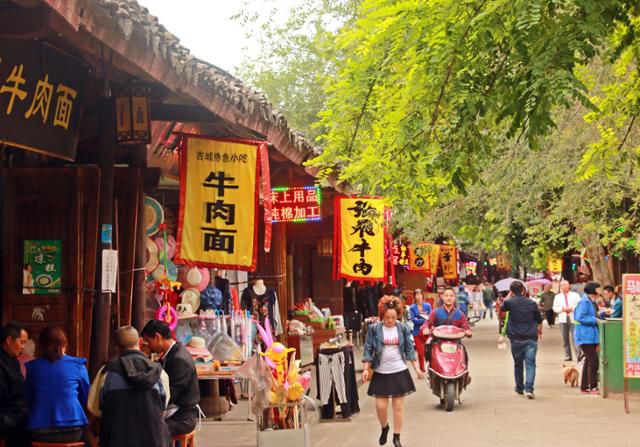 랑중고성의 장비 소고기 간판. ⓒ최종명